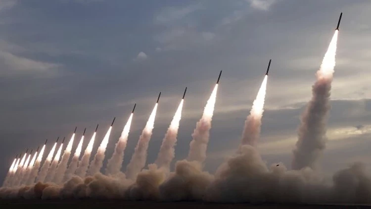 Şimali Koreya ballistik raketləri işə saldı 