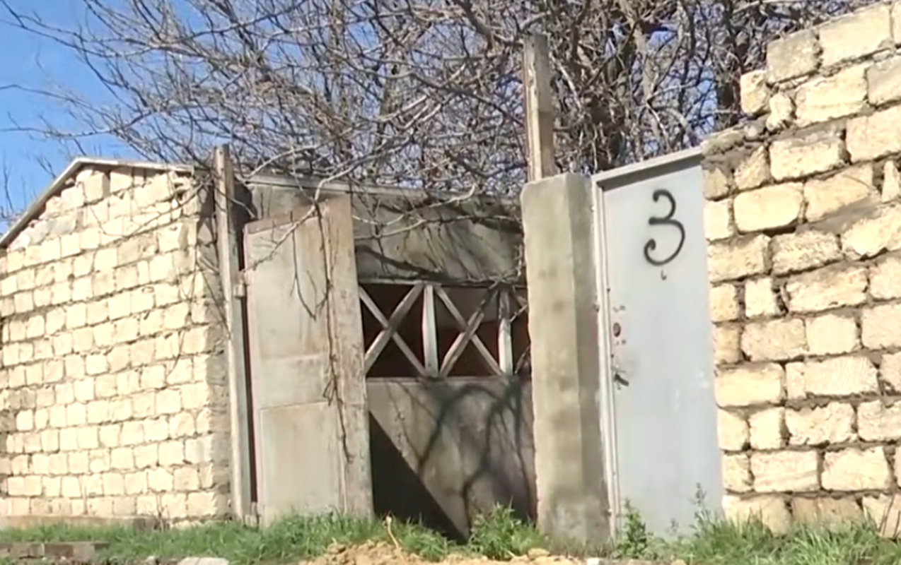 Yararsız tikinti məktəbin inşasına mane olur - VİDEO