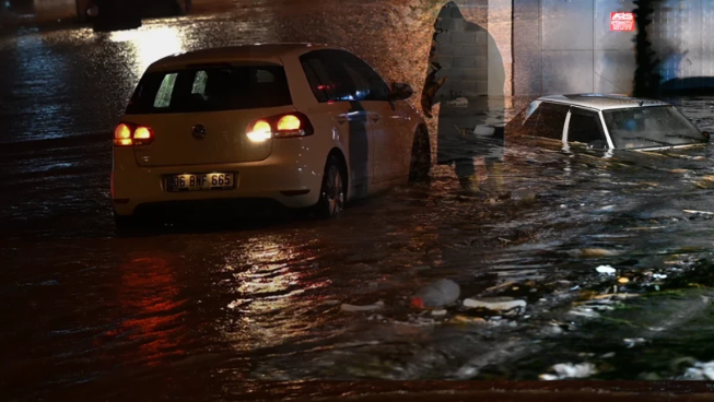 Türkiyədə güclü yağış - Maşınları sel apardı