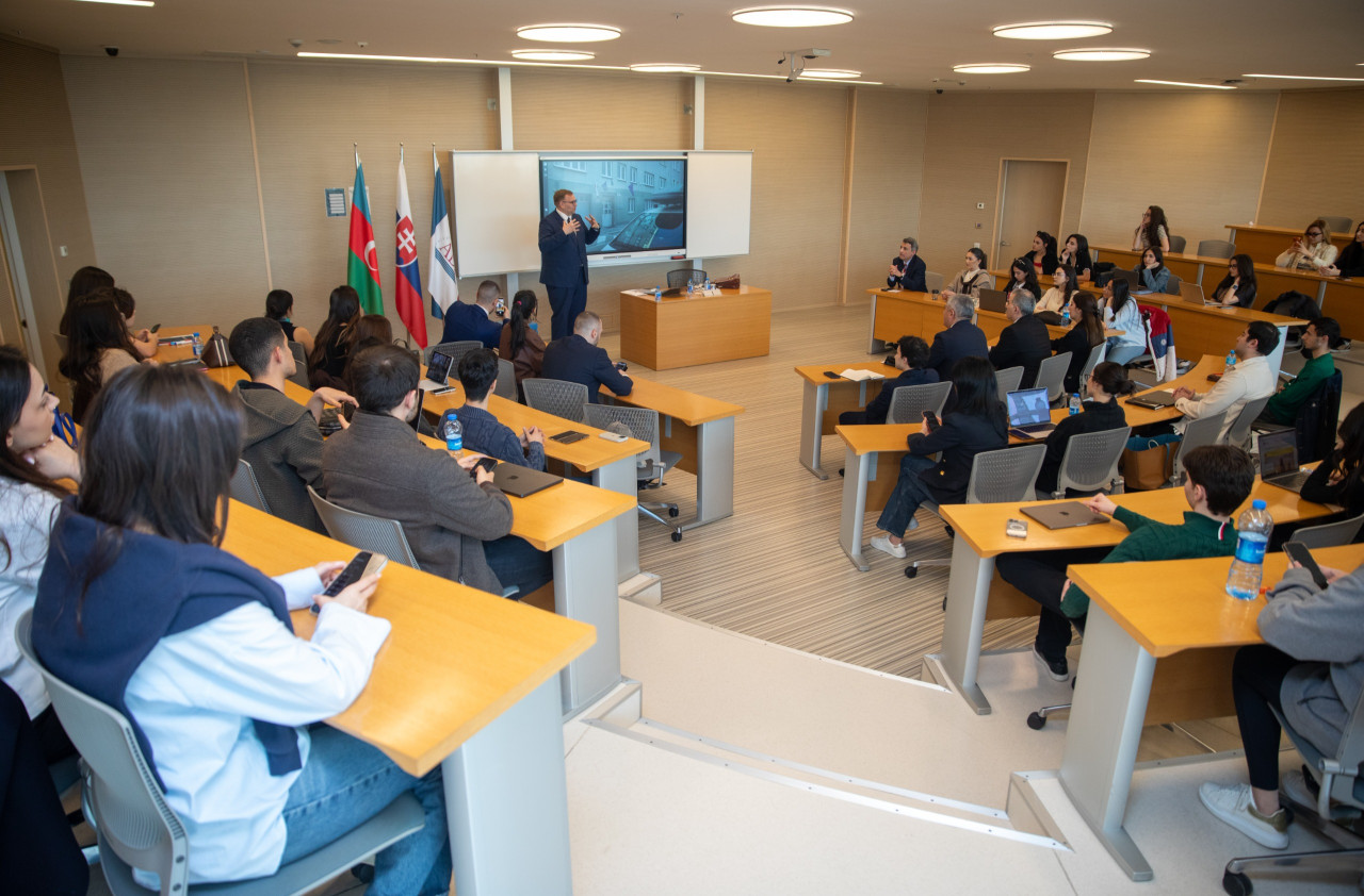 Slovakiya Ombudsmanı tələbələrlə görüşdü - FOTOLAR