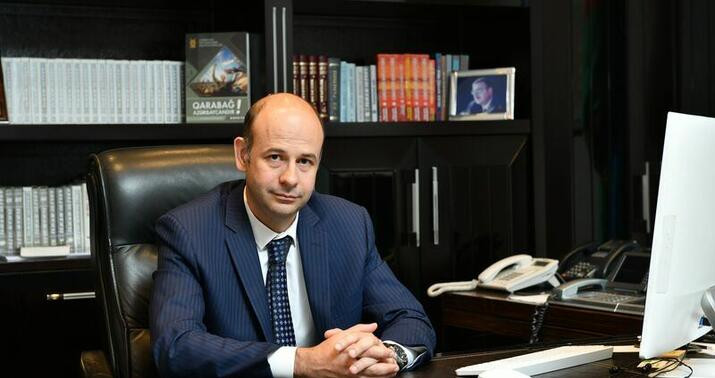 Yeni sədr işdən çıxartdığı rəisin əvəzinə onu təyin etdi