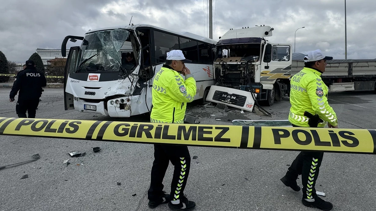 Mikroavtobusla yük maşını toqquşdu - Çox sayda yaralı var