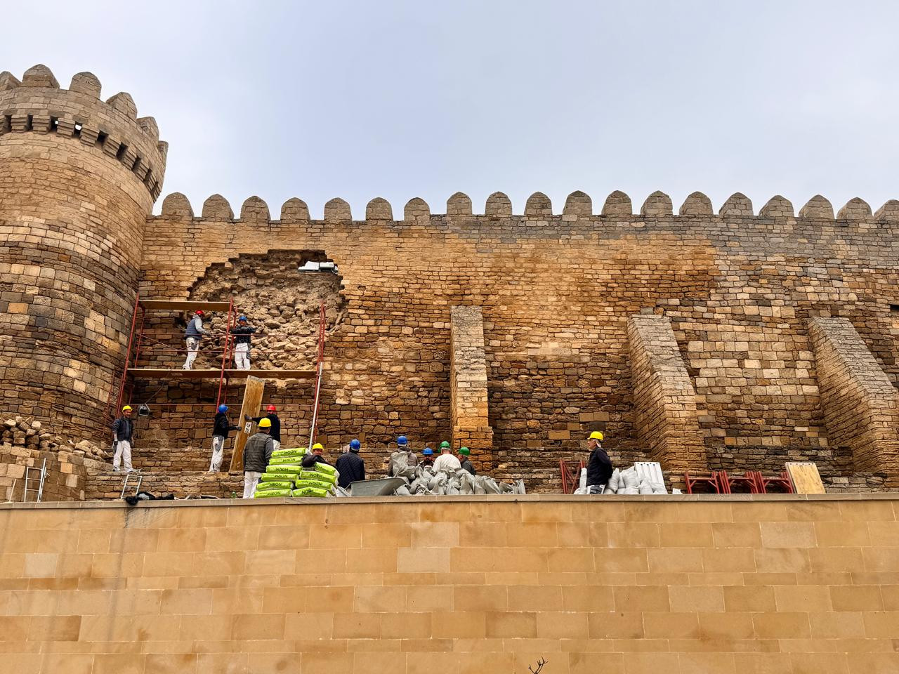 İçərişəhərdə qala divarının dağılma səbəbi açıqlandı