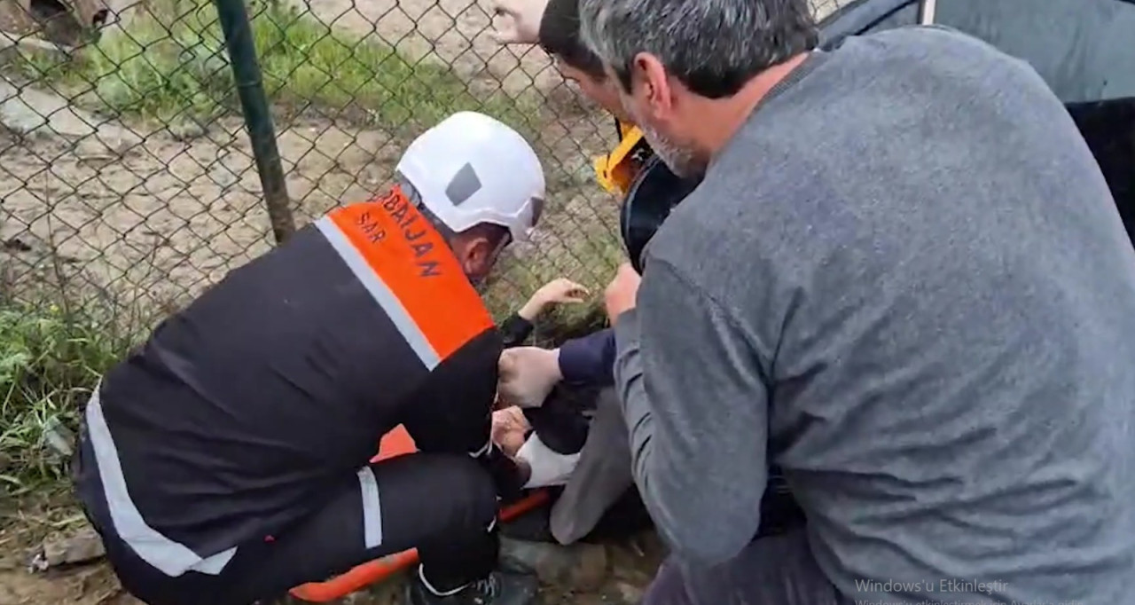 Maşında sıxılı vəziyyətdə qalmış şəxslər belə xilas edildi - VİDEO