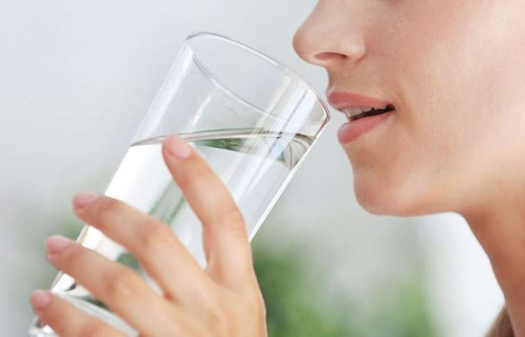 Səhərlər isti su içmək faydalıdırmı?&nbsp;