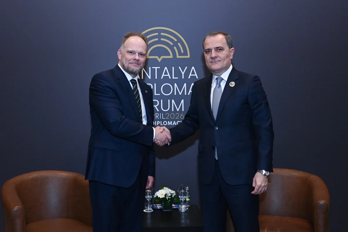 Ceyhun Bayramov NATO rəsmisi ilə müzakirə apardı