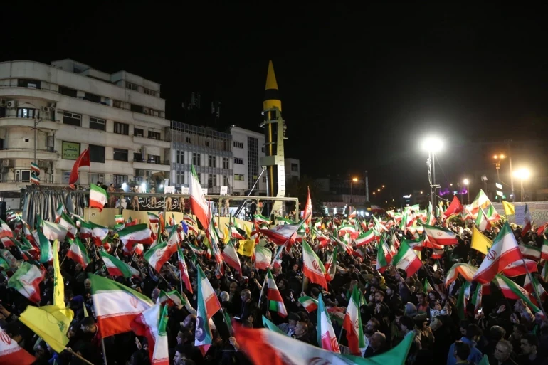 İrandan dünyaya gözdağı - Etiraz meydanında raketlər göründü