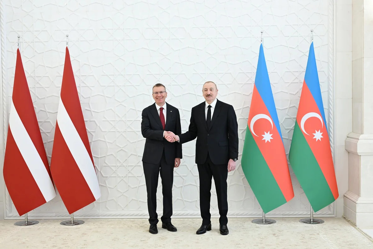 Liderlər mətbuata bəyanatlarla çıxış edirlər