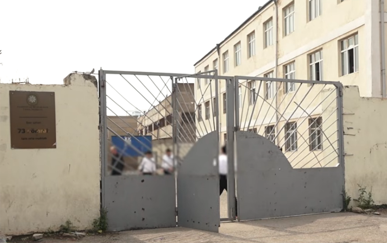 Məktəbin qarşısında valideynlər arasında DAVA: Bıçaqlanan var - VİDEO