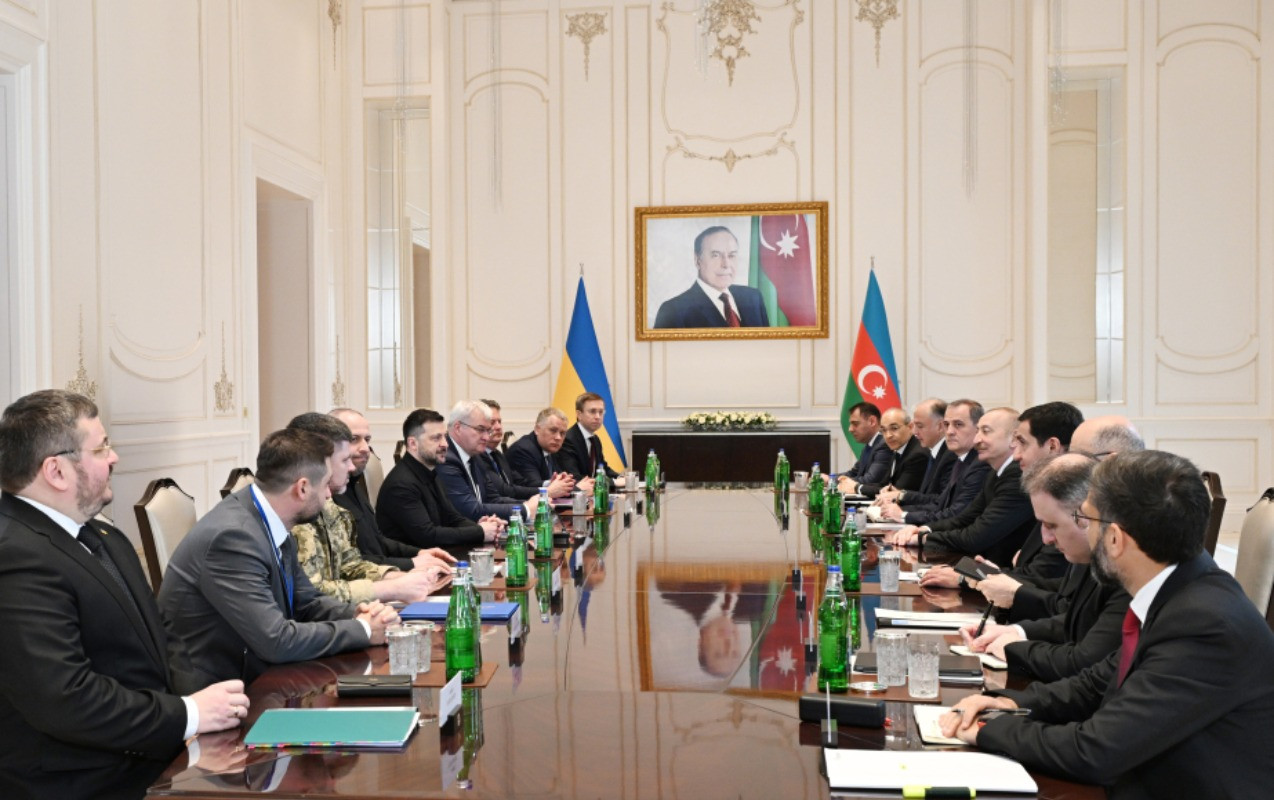 İlham Əliyevin Zelenski ilə geniş tərkibdə görüşü keçirilir
