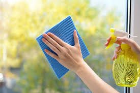 Anasının evinin pəncərəsini silərkən yıxılıb öldü