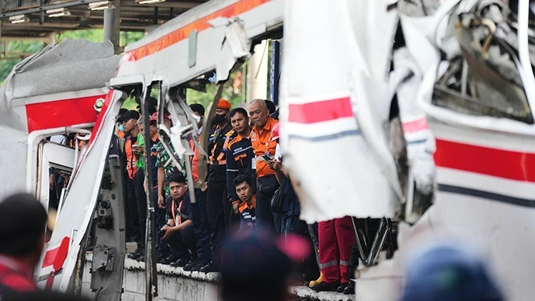 Dəhşətli qatar qəzası - Ölən və yaralananlar var