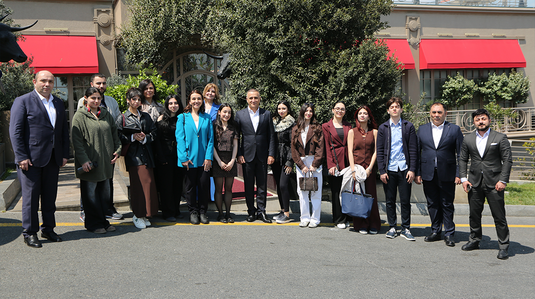 Aydın Veysəloğlu ADA tələbələri ilə yenidən görüşdü - FOTO