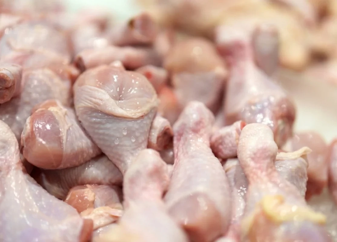 Toyuq paketlərindəki gizli TƏHLÜKƏ - VİDEO