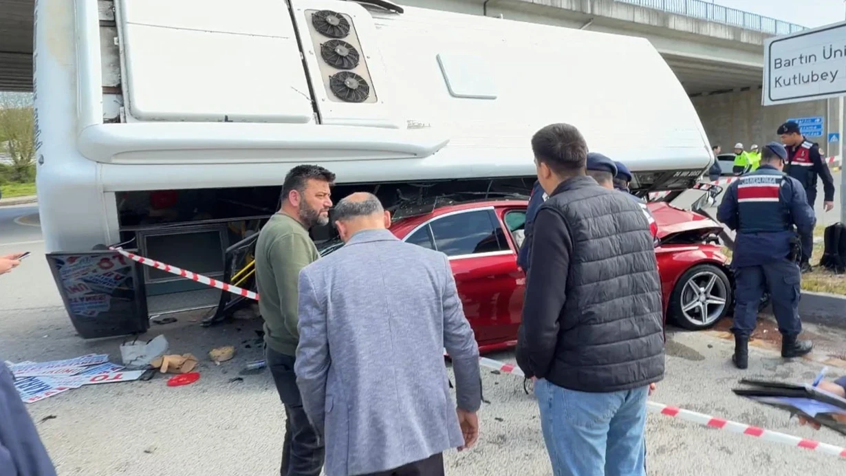 Avtobus avtomobilin üzərinə aşdı - 44 nəfər yaralandı&nbsp;