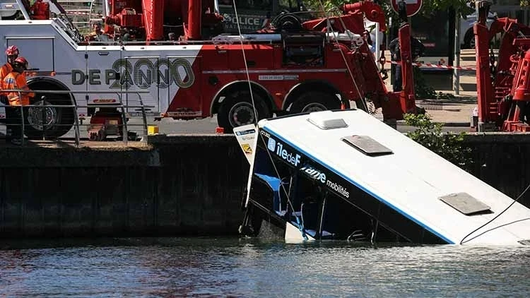 Avtobus çaya düşdü - Qorxu dolu anlar