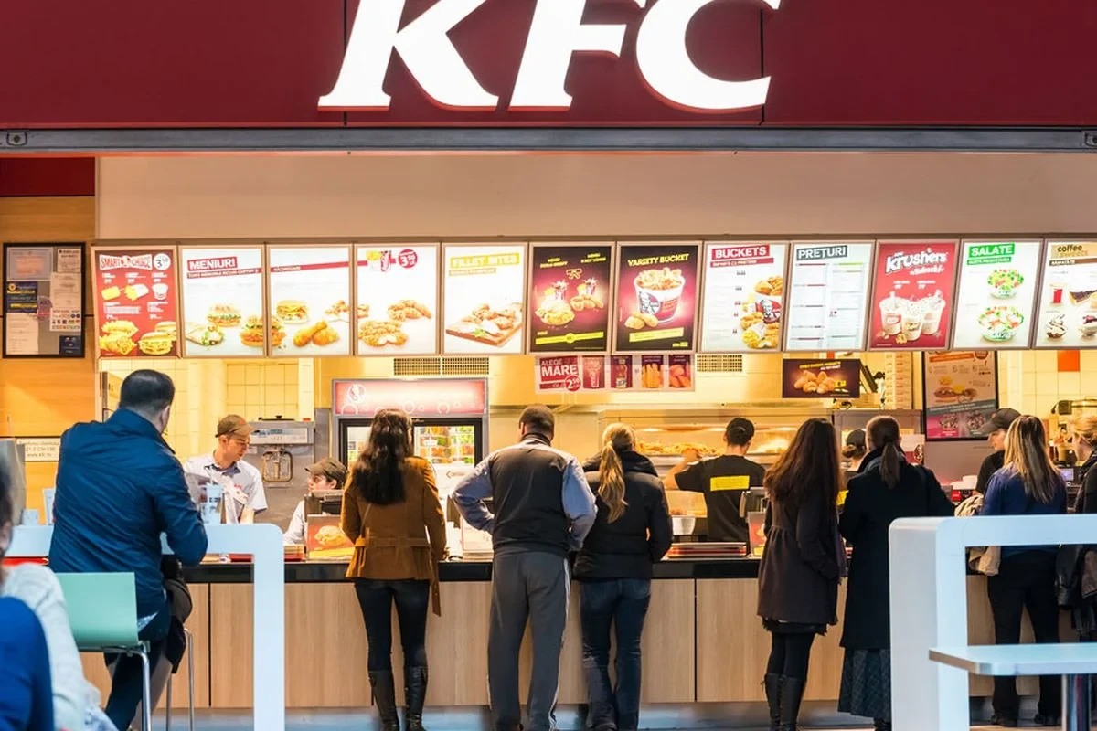 KFC-də körpəyə ilıq su verilmədi - “Rəhbərlik icazə vermir”
