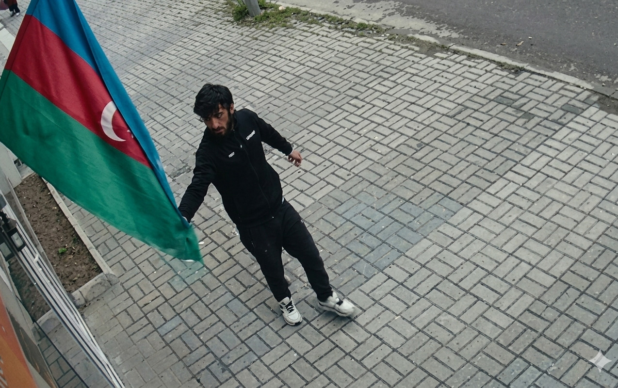 Bayrağa hörmətsizlik edən şəxs saxlanıldı - FOTO