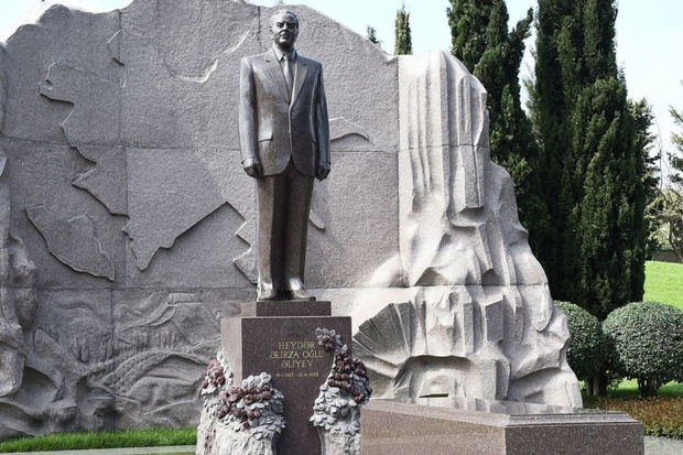 Dövlət və hökumət rəsmiləri Ulu Öndər Heydər Əliyevin məzarını ziyarət etdilər 