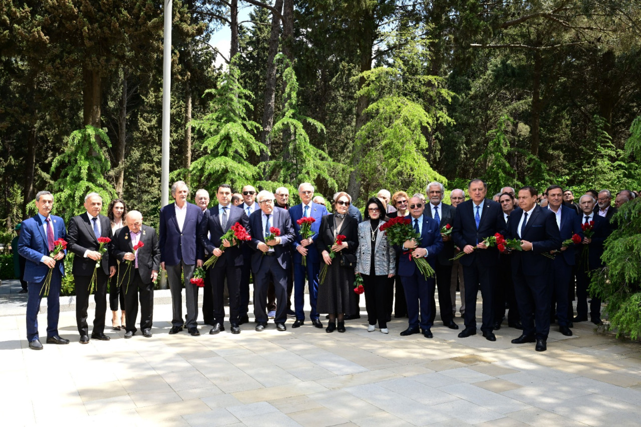 Mədəniyyət xadimləri və mədəniyyət naziri Ulu Öndərin məzarını ziyarət etdi - FOTOLAR