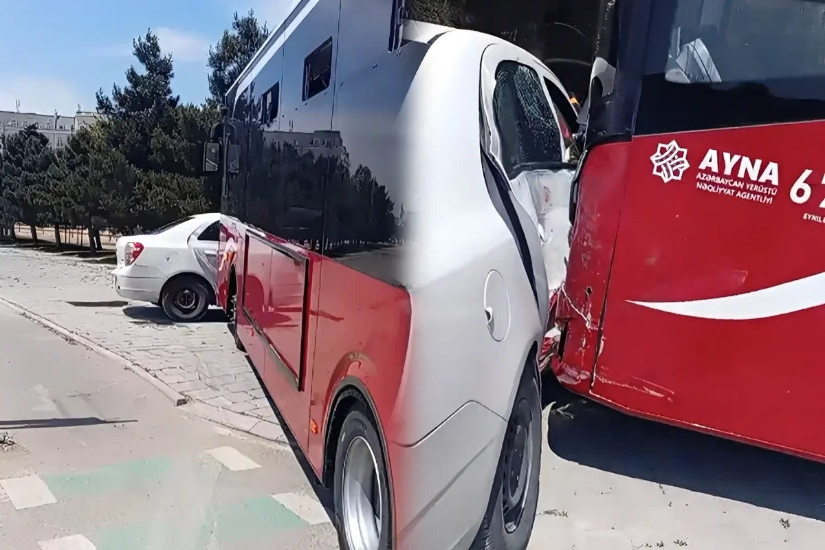 Bakıda avtobusla minik maşını toqquşdu - VİDEO
