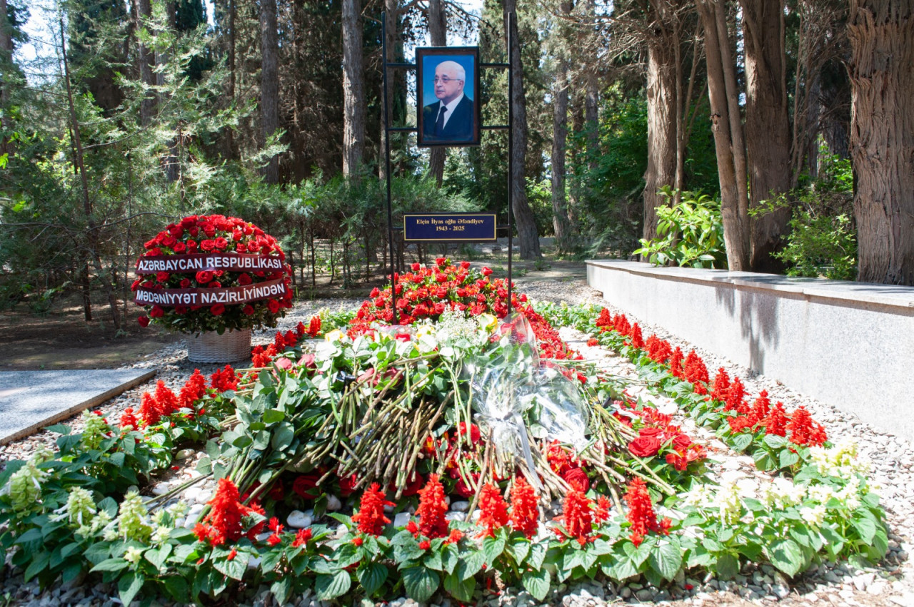 Xalq yazıçısı Elçin Əfəndiyevin Fəxri xiyabanda məzarı ziyarət olundu - FOTOLAR