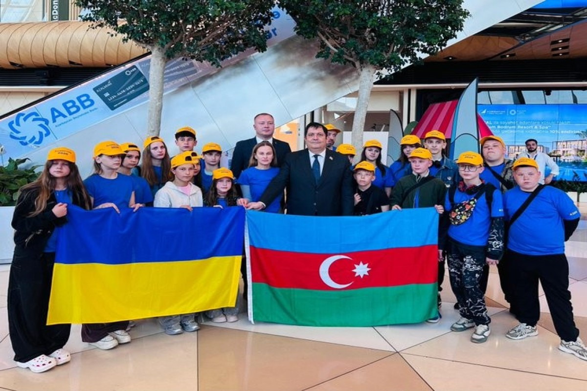 Daha 18 ukraynalı uşaq Bakıya gətirildi