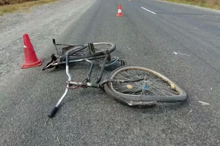 Ağsuda avtomobil velosipedçini vurdu