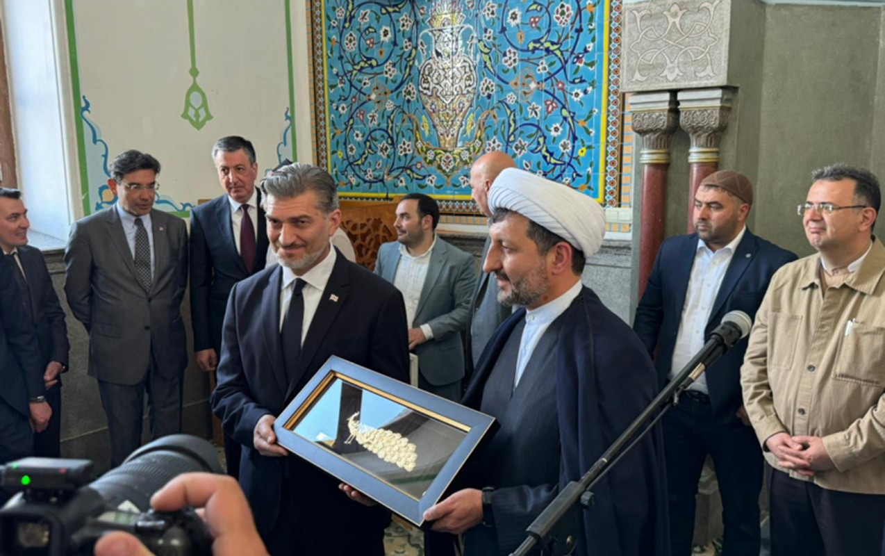 Gürcüstan Prezidenti Tbilisidəki Cümə məscidində - FOTOLAR 