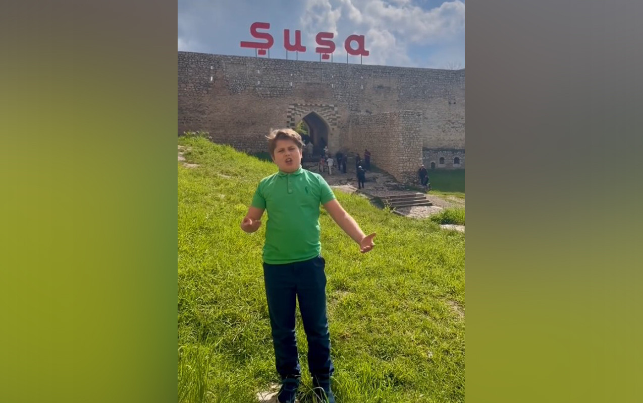Moldova səfirinin oğlu Şuşada \"Şən Azərbaycan\" mahnısını ifa etdi - VİDEO