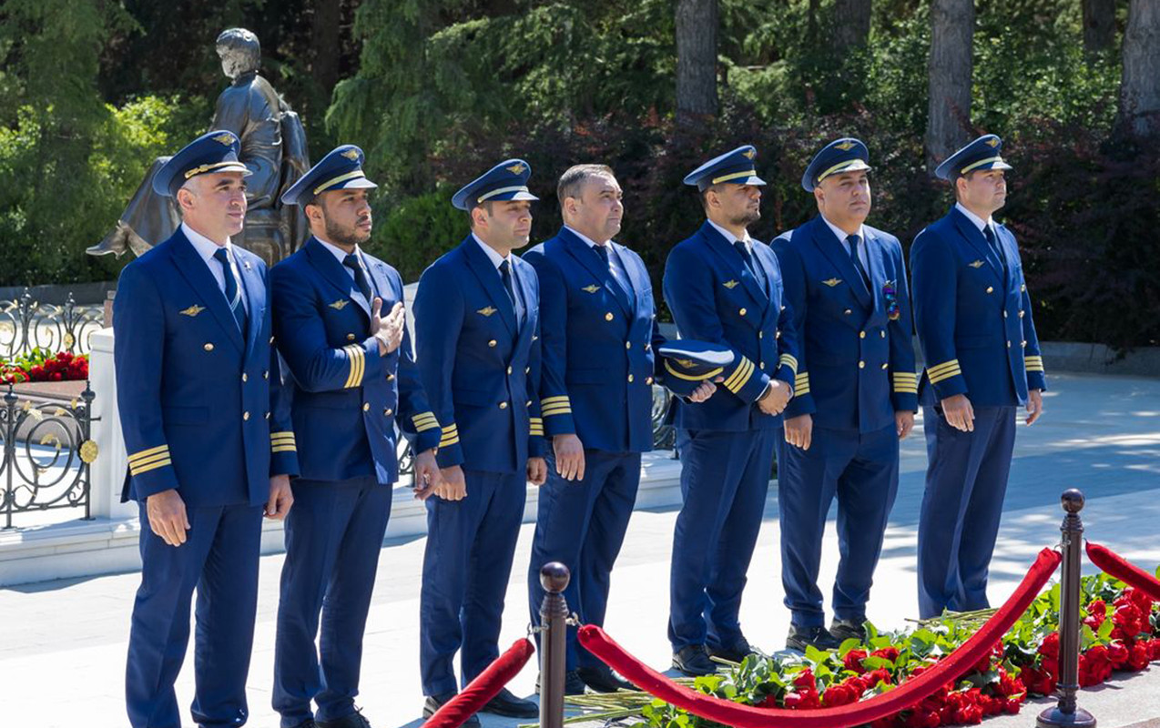 AZAL kollektivi və mülki aviasiyanın digər nümayəndələri Fəxri xiyabanda - FOTOLAR