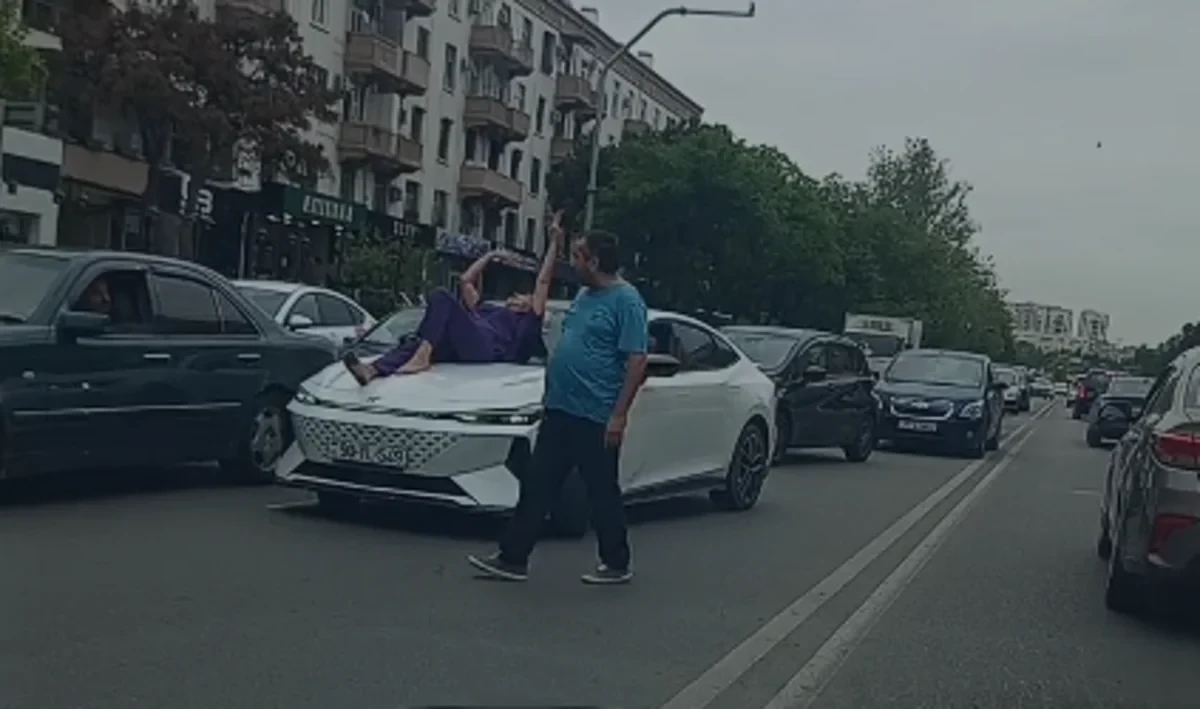 Bakıda avtomobilin üzərinə uzanan qadınla bağlı RƏSMİ AÇIQLAMA