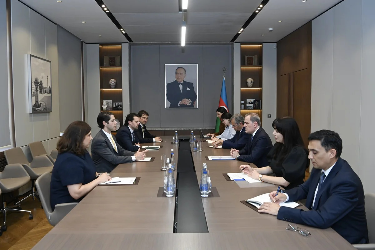 Ceyhun Bayramov Ben Bləklə müzakirə apardı - FOTO