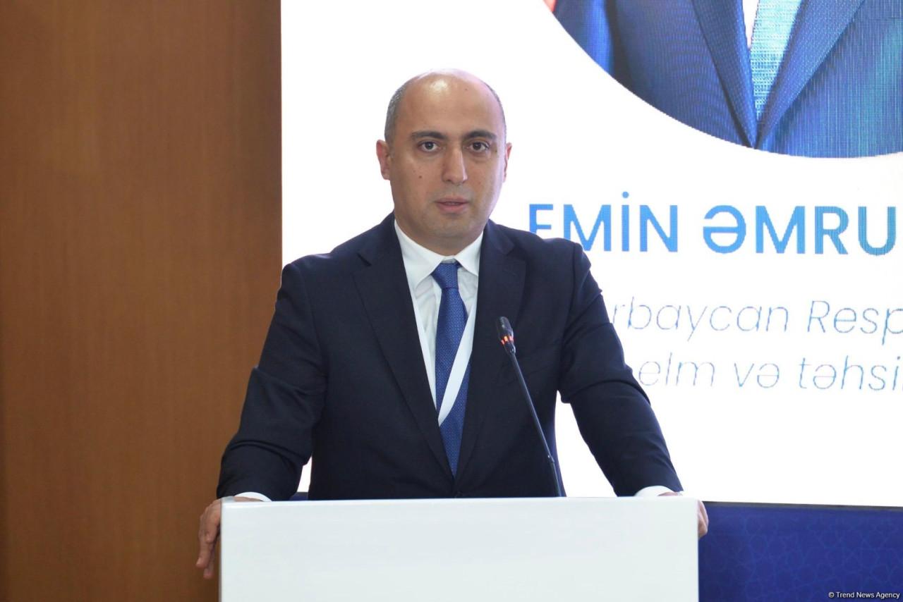 Emin Əmrullayev məzunları təbrik etdi