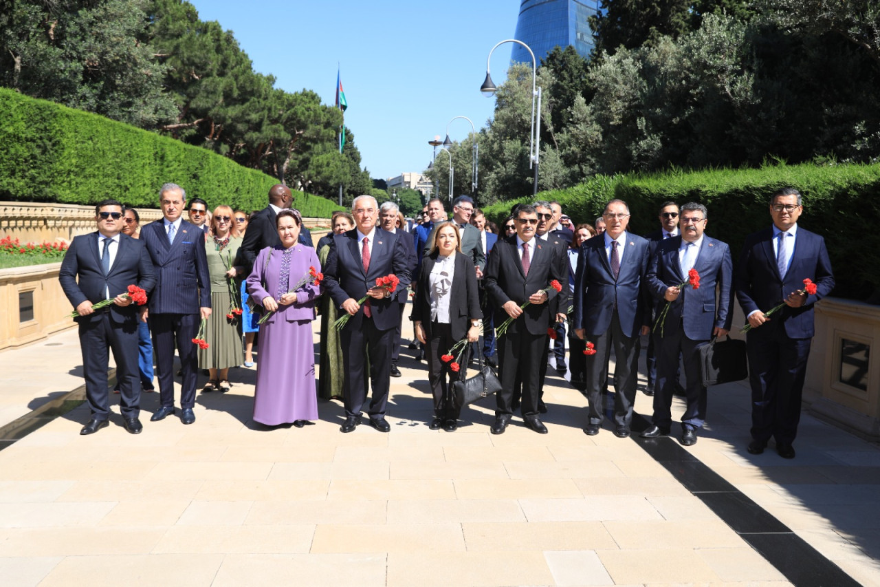 Bakı Sammitinin qonaqları Ulu Öndərin və şəhidlərin xatirəsini yad etdilər - FOTOLAR