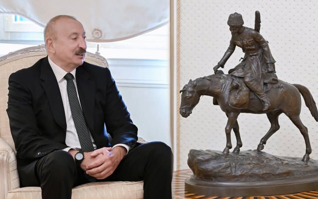 İlham Əliyev iş kabinetindəki yeganə heykəldən danışdı