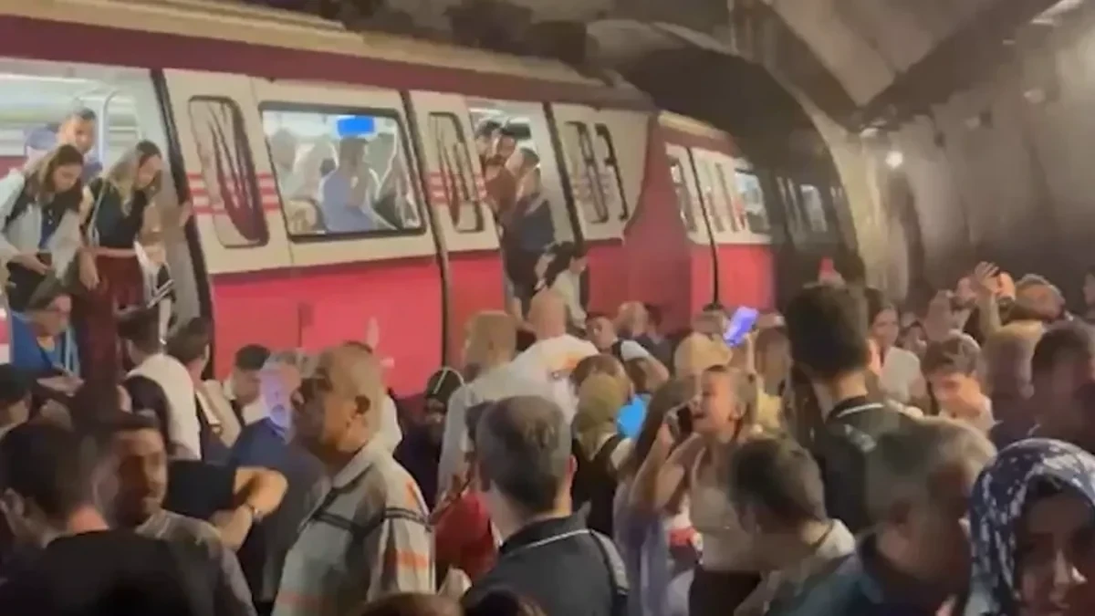 İstanbulda hava Limanına gedən metro qatarı relsdən çıxdı