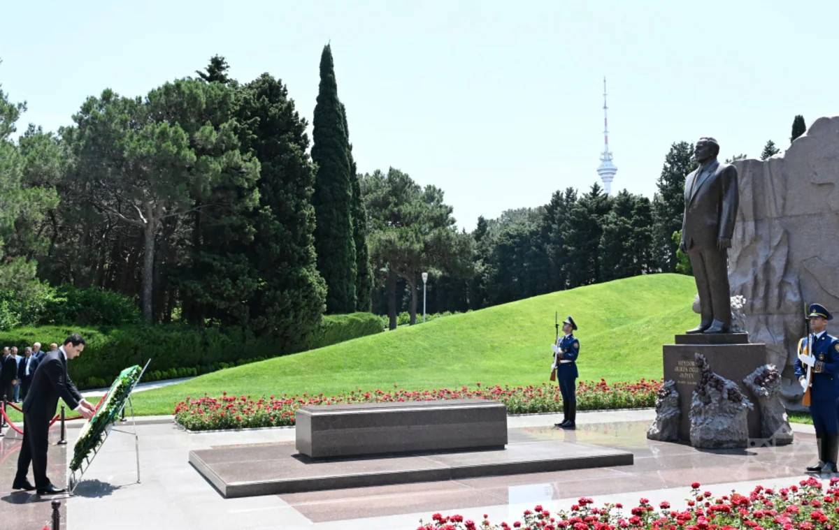 Türkmənistan Prezidenti Zəfər parkı və Fəxri xiyabanda - FOTOLAR