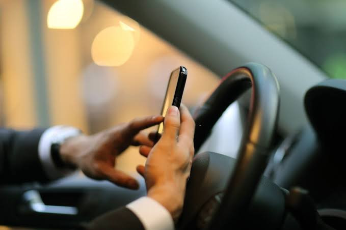 İsti havada avtomobillərdə mobil telefon saxlayanlara XƏBƏRDARLIQ