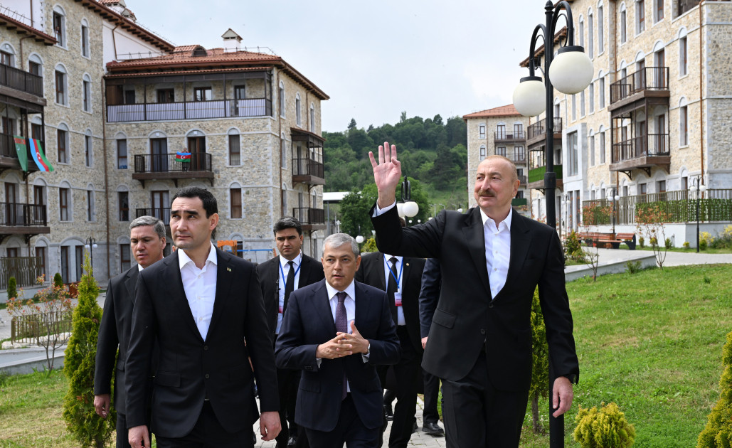 Prezidentlər Şuşada inşa edilmiş birinci yaşayış kompleksində - FOTOLAR