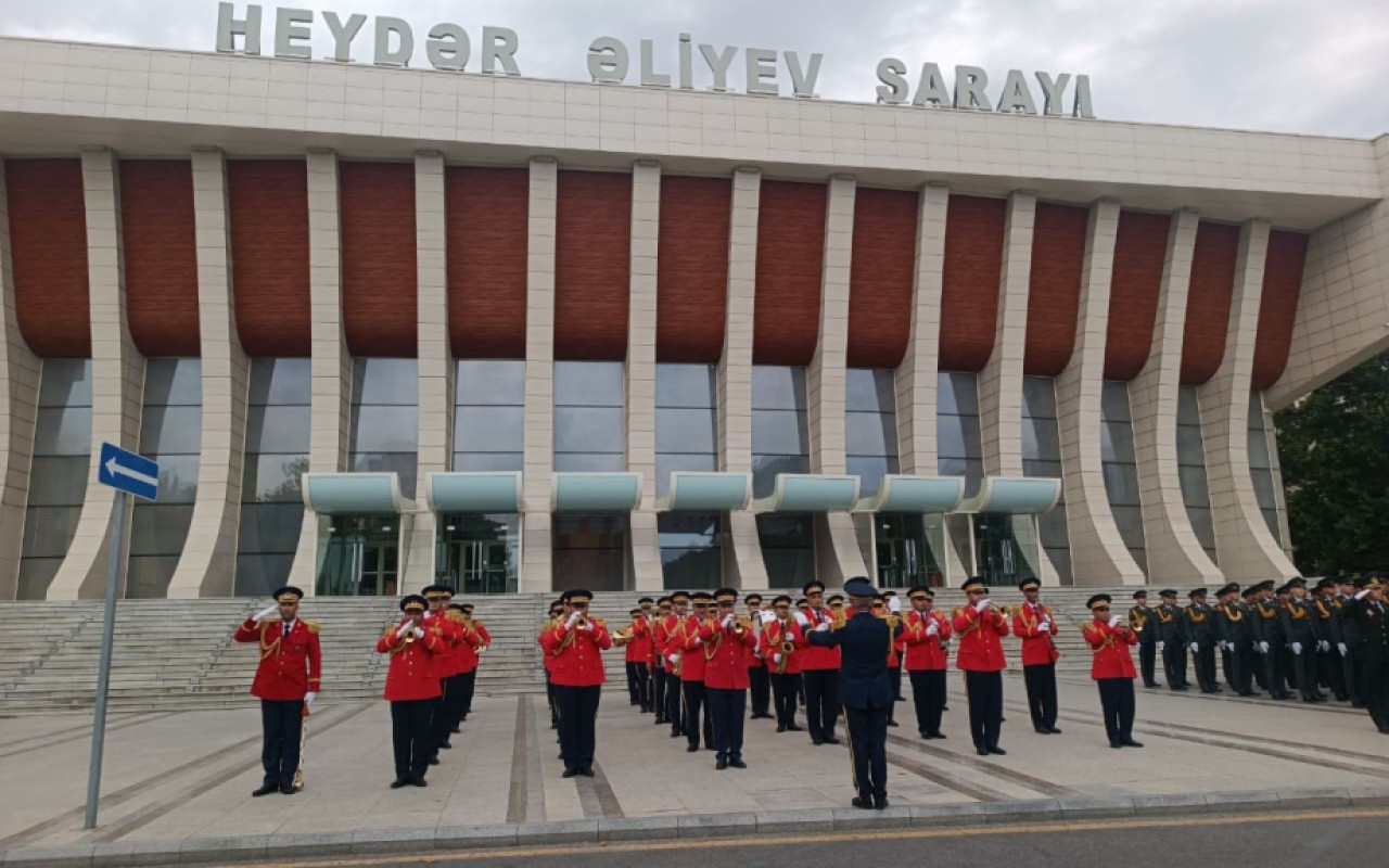 Bakıda hərbi orkestrlərin müşayiəti ilə yürüşlər başladı