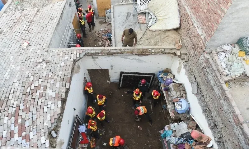 Pakistanda təhsil mərkəzinin damı uçdu - 14 uşaq öldü