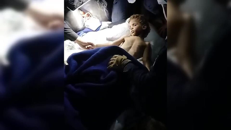 3 yaşlı uşaq zəlzələdən 6 gün sonra sağ çıxarıldı - VİDEO