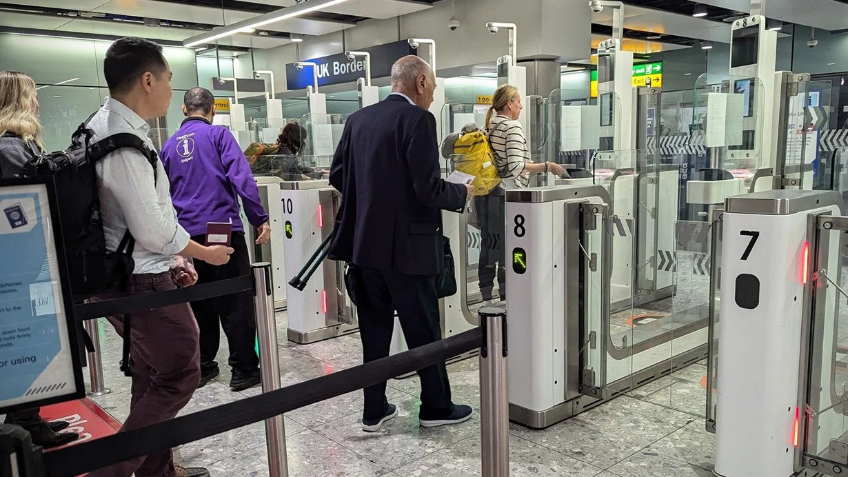 Biometrik sərhəd sistemi Avropa hava limanlarını iflic edir