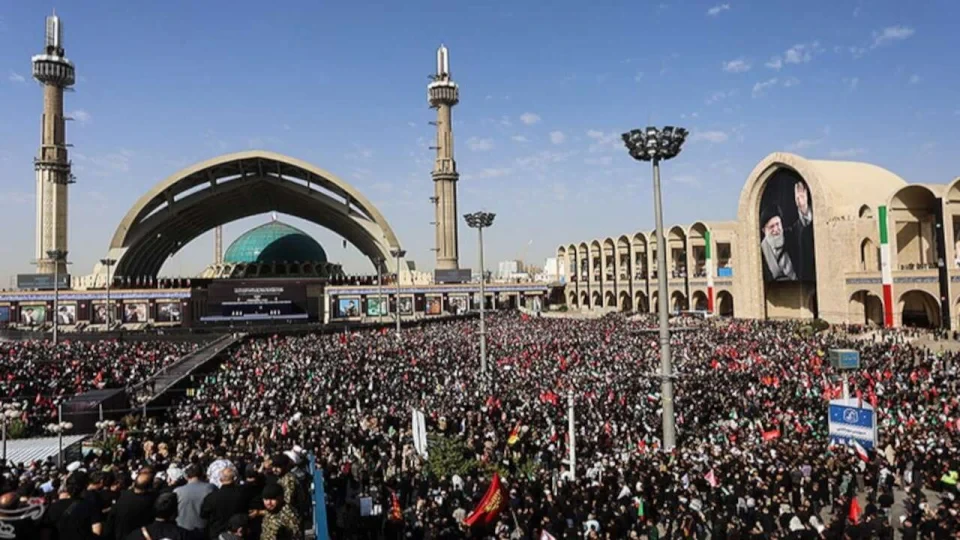 Tehran küçələrində Xamenei ilə vida mərasimi keçirilir