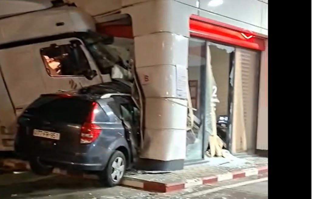 Bakıda yük maşını \"zapravka\"ya çırpıldı - VİDEO