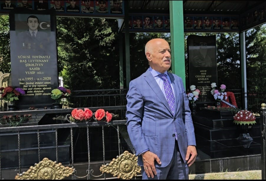 Araz Əhmədov şəhid mayor Anar Novruzovun məzarını ziyarət etdi - FOTO