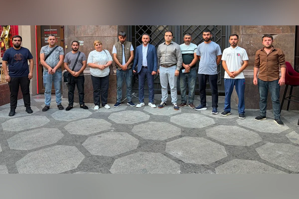 Vurulan gəmidən xilas edilən azərbaycanlılar Vətənə yola salındı