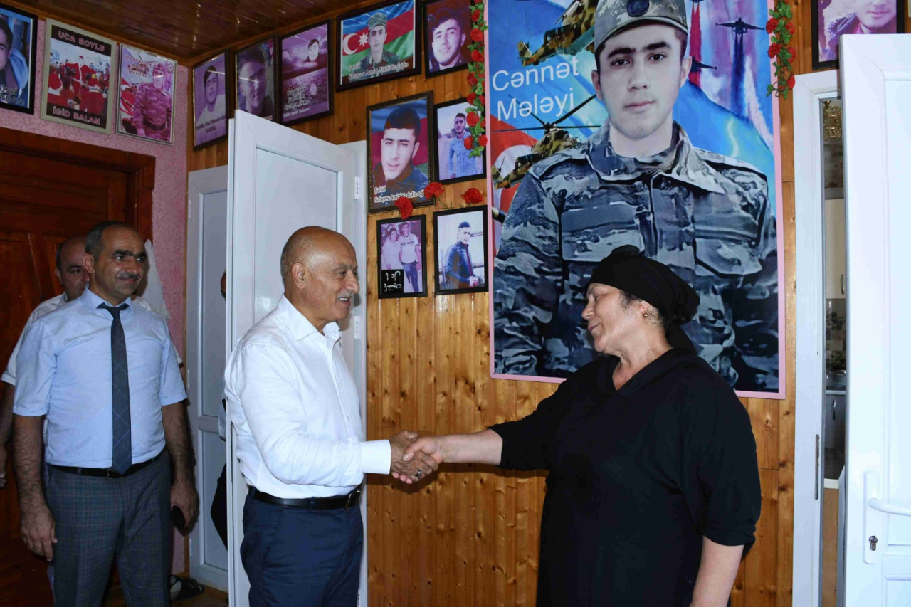 Araz Əhmədov Vətən müharibəsi şəhidinin ailəsini ziyarət etdi - FOTOLAR