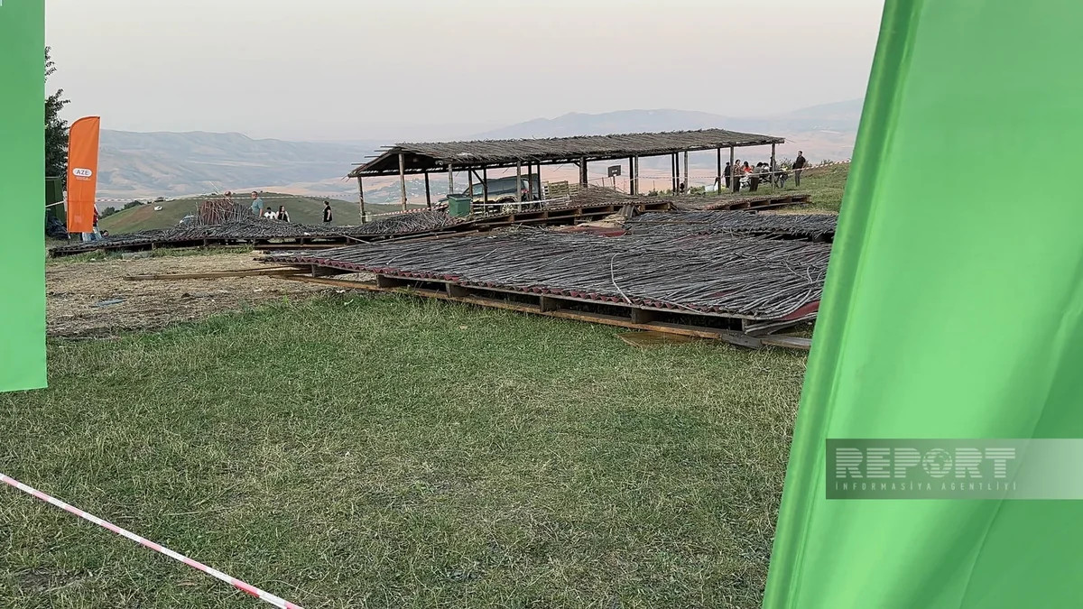 Milli Yaylaq Festivalında taxta konstruksiya aşdı:&nbsp;Yaralılar var - FOTO